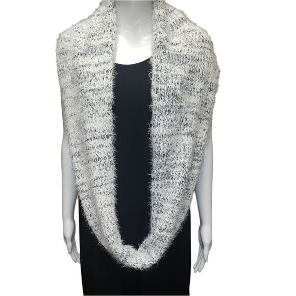 🌹FUZZY BLACK AND WHITE INFINITY SCARF - Picture 2 of 5